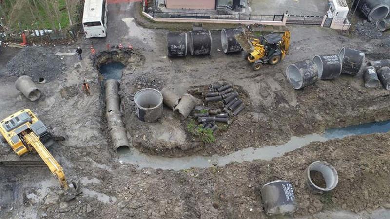 Kanalizasyon çalışmasında boru patladı, cadde trafiğe kapatıldı