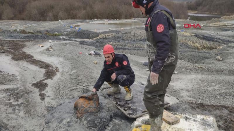 Polisten kaçarken çamura gömüldü