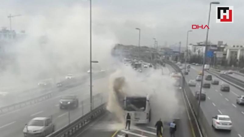 Metrobüste yangın; seferler aksıyor