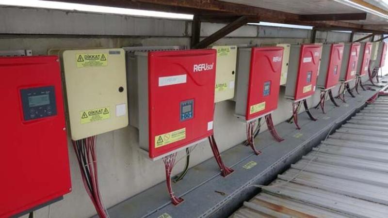 Fabrikanın çatısına kurduğu güneş enerjisiyle her ay 100 bin lira kazanıyor
