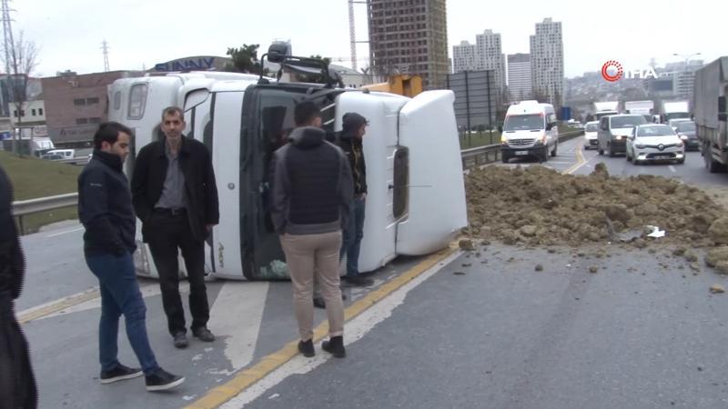 Virajı alamayan hafriyat kamyonu devrildi.