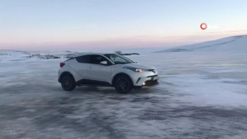 Donan gölde aracıyla drift yaptı