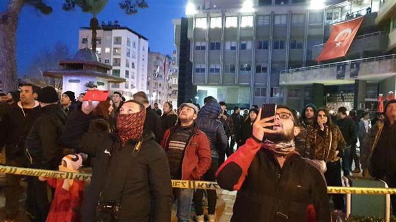 Genç kız çatıya çıktı, çevrede toplananlar adeta film gibi izledi