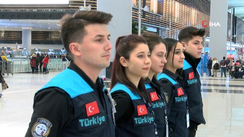 Pasaport polisleri yeni kıyafetlerini giydi