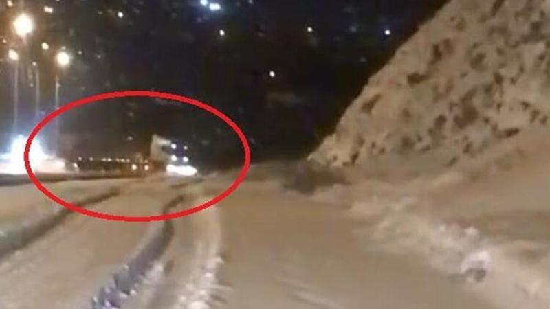 TIR'ın karlı yolda savrulma anı kamerada