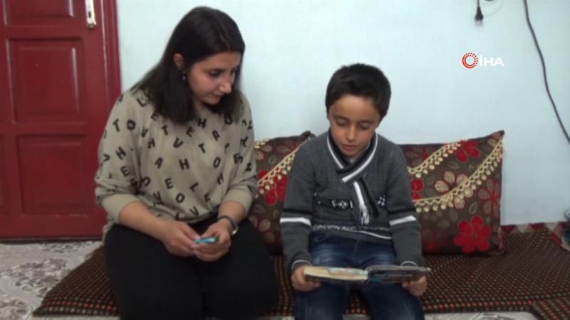 10 yaşındaki Ömer her şeyi tersten okuyor