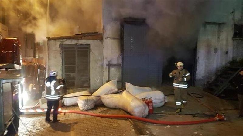 Esenyurt'ta mobilya imalathanesinde yangın