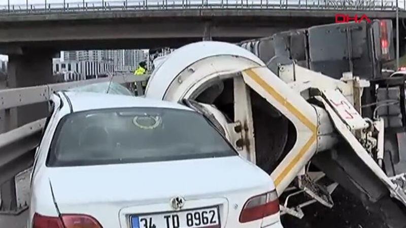 Bağcılar'da beton mikseri devrildi