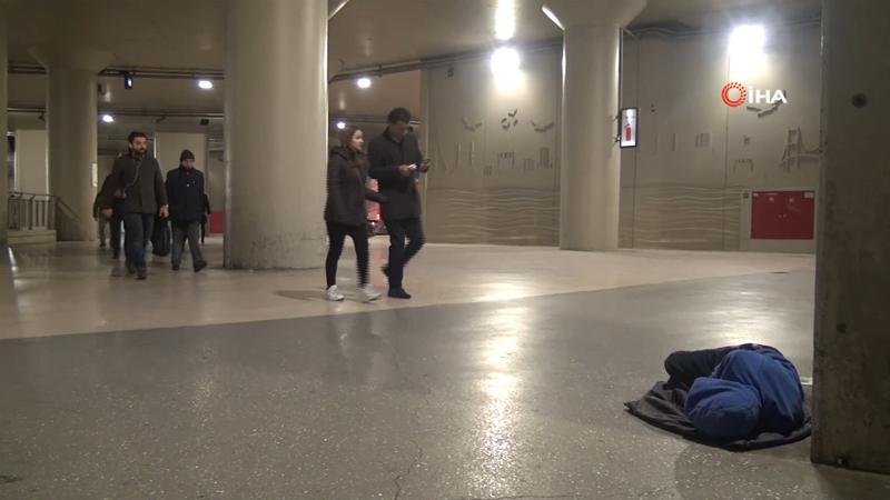 Taksim metrosunda yürek sızlatan görüntü