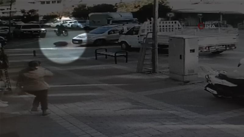 Kasksız motosiklet sürücüsü ölümden döndü
