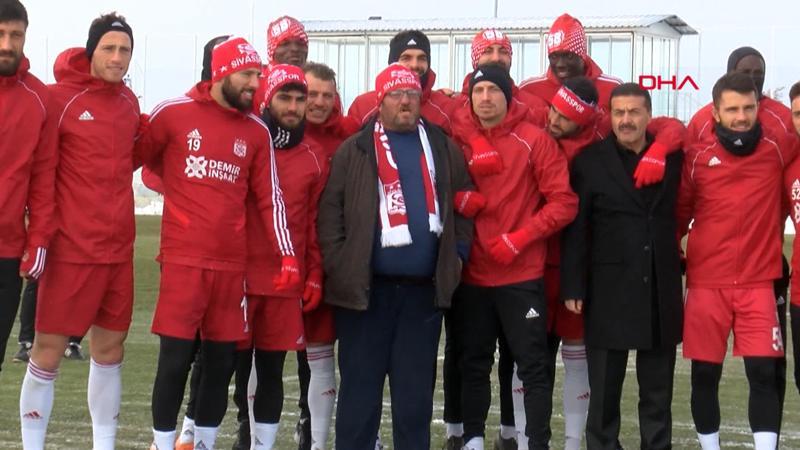 Fenomen simitçi Ahmet, Sivasspor antrenmanında