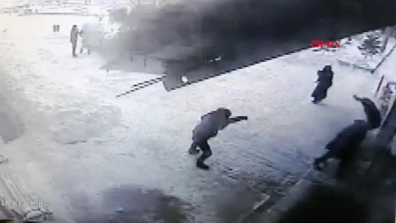 Van'da hastane girişindeki çatı böyle çöktü