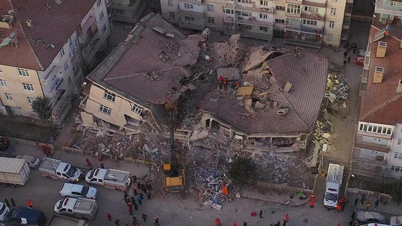 Elazığ'da depremin etkisi gün ağarınca ortaya çıktı