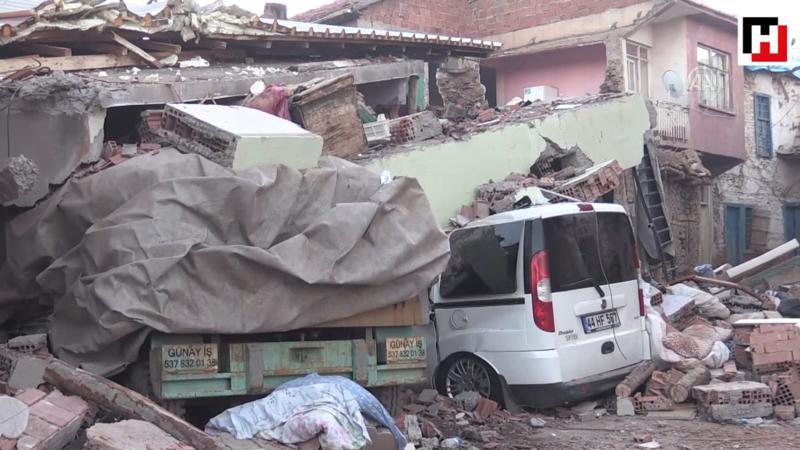 Depremden etkilenen vatandaşlar geceyi sokakta geçirdi