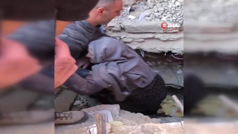 Enkaz altında kalan Hatun Yamış'ın kurtarılma anları kamerada