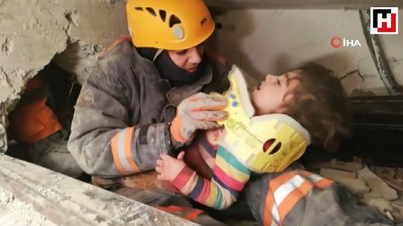 Göçük altından kalan 5 yaşındaki çocuğun kurtarılma anı kamerada