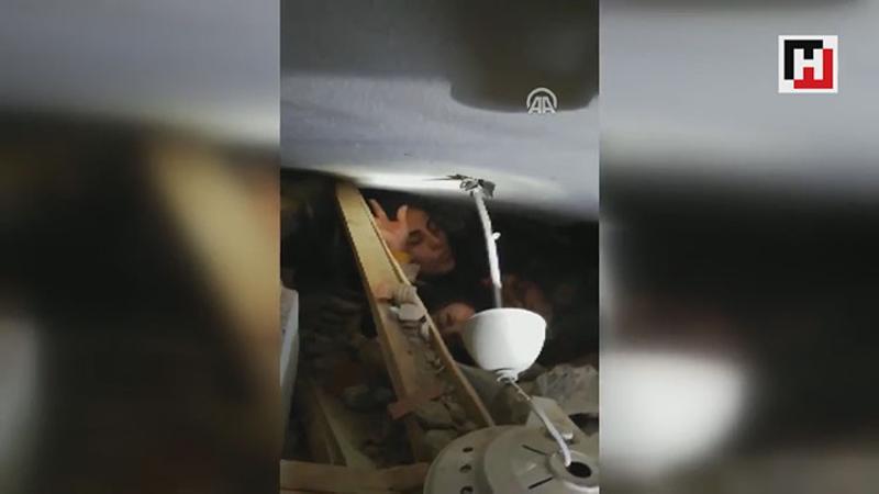JAK ekipleri enkazdaki çocuk ve annesine ulaştı