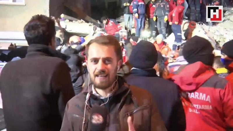 Enkazdan sağ çıkarılmayı anlatan muhabir izleyenleri duygulandırdı