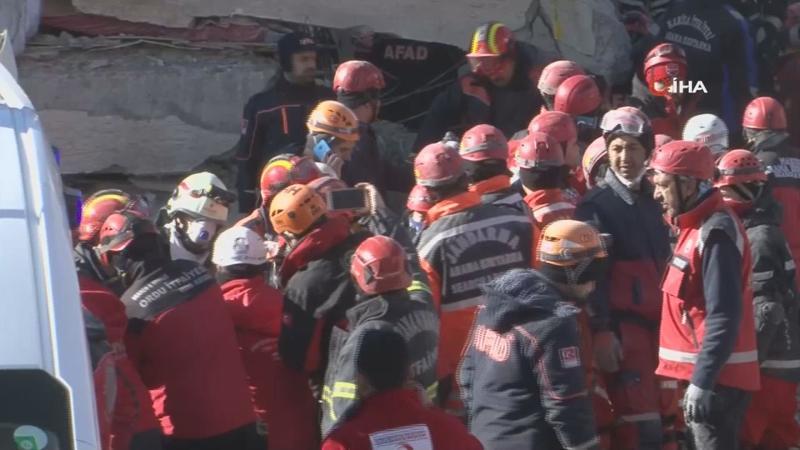 Elazığ'da enkaz altındaki vatandaşlar çıkarılmaya devam ediyor