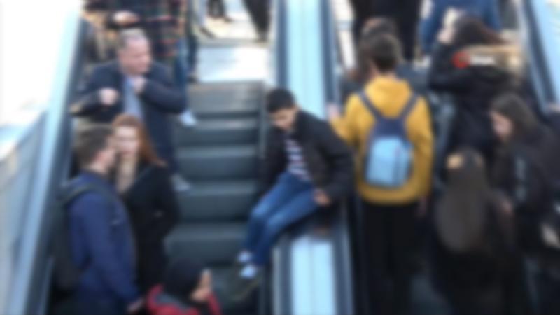 Taksim metrosunda çocukların tehlikeli oyunu