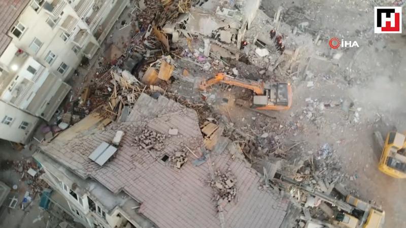 Deprem alanında sabahın ilk ışıklarıyla aramalara devam edildi