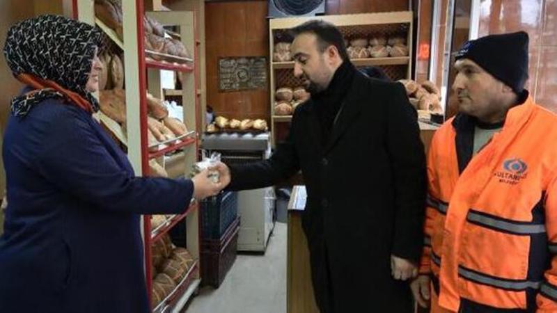 Çöpe atılan parayı bulup sahibine verdiler