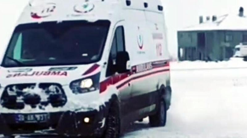 Van'da akılalmaz görüntüler... Ambulansla drift attı