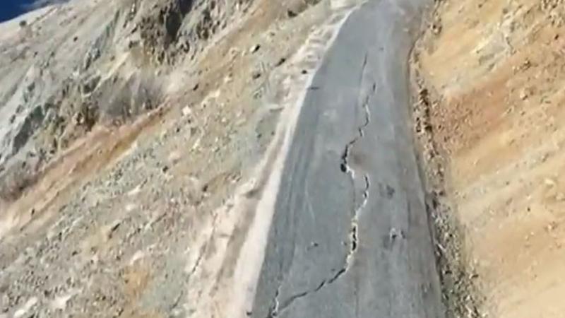 Çevrimtaş köy yolundaki yarıklar havadan görüntülendi