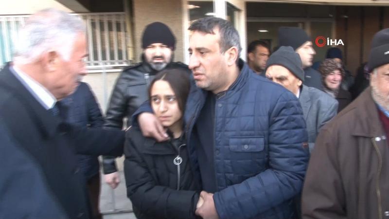 Acılı baba kızının elini bir an olsun bırakmadı