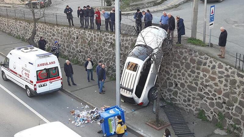 Trabzon'da ilginç kaza: Araç duvarda asılı kaldı