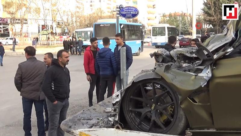 Lüks araç ile halk otobüsü çarpıştı