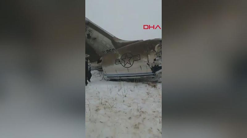 Ekipler Afganistan'da düşen uçak için bölgede