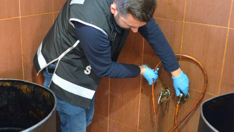 2 musluktan birinden mazot akınca, toprağa gömülü depoya ulaşıldı
