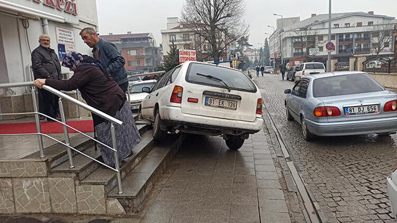 Direksiyon hakimiyetini kaybedince merdiven boşluğuna girdi