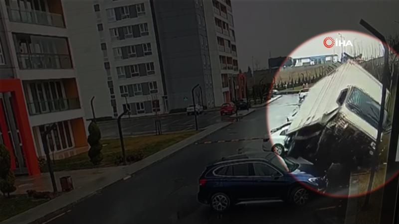 Avcılar'da kamyon sitenin bahçesine uçtu