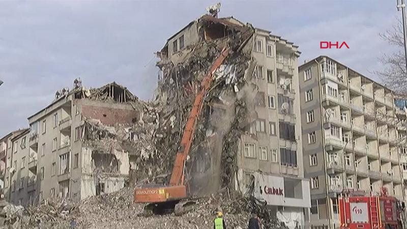 İcadiye Mahallesi'ndeki risk oluşturan binanın kontrollü yıkımı devam ediyor