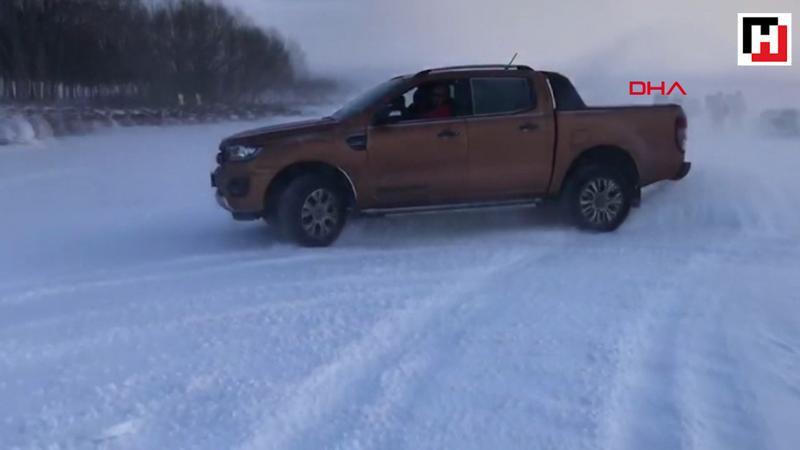 Buz tutan Çıldır Gölü'nde drift yaptılar