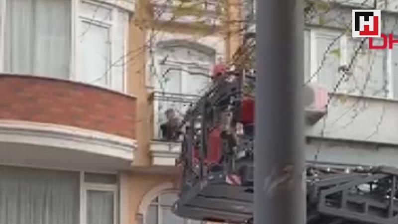 4. kattaki evinin balkonundan 1. kattaki evin balkonuna düştü