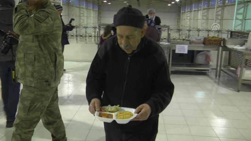 Mehmetçik kapılarını depremzedelere açtı