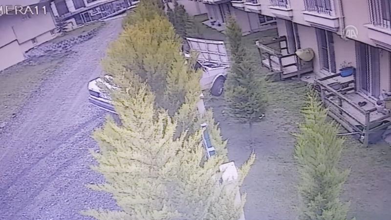 Otomobilin asılı kaldığı kaza kamerada