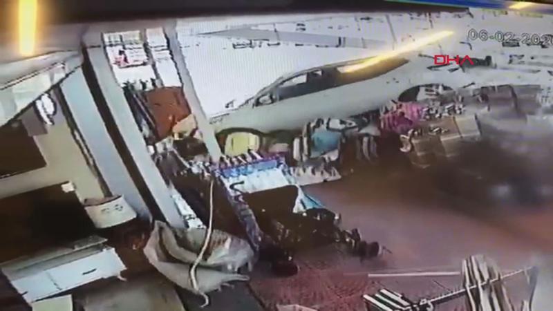 Büyükçekmece'de otomobil dükkana böyle daldı