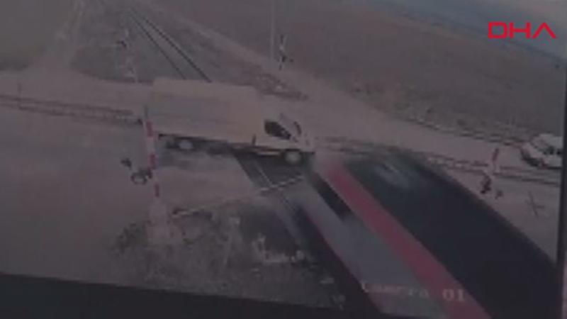Hemzemin geçite bariyeri kırarak giren kamyonete tren çarptı