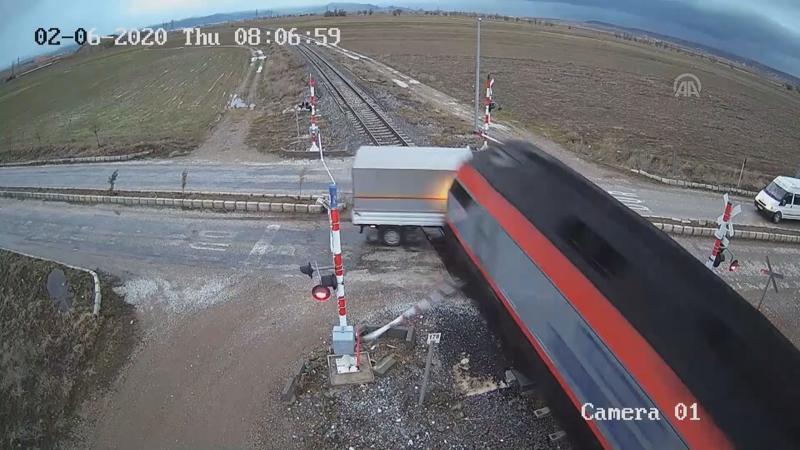 Hemzemin geçite bariyeri kırarak giren kamyonete tren çarptı