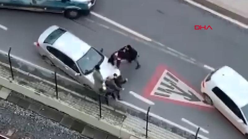 Trafikte yumruk yumruğa kavga