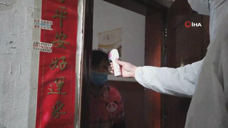 Wuhan’da polis kapı kapı gezip ateş ölçüyor