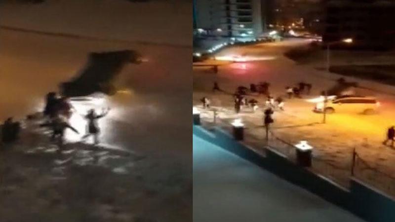 Art arda iki aracın kayarak kalabalığa daldığı anlar kamerada