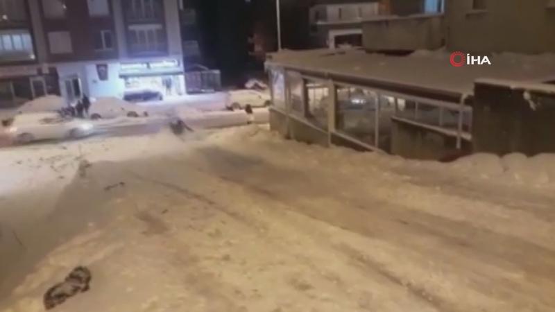 Kayak yapan gençlere yoldan geçen araç böyle çarptı