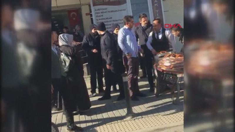 Zabıtaya kızdı; tüm simitleri satın aldı