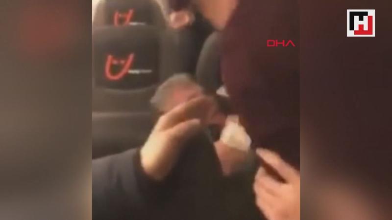 Uçaktan inmek istemeyen alkollü yolcuya meydan dayağı