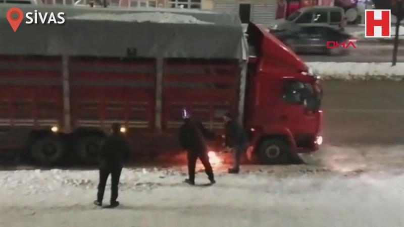 Donan kamyonetin altında ateş yaktı